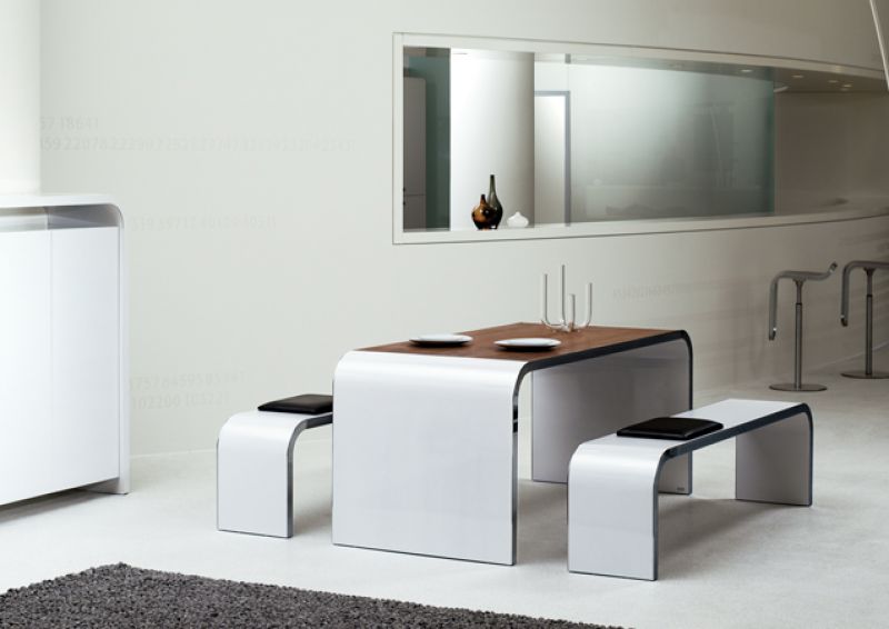 M11 Highline Tisch von Mueller Moebelfabrikation mit weißen Bänken und Holzplatte im modernen Design.